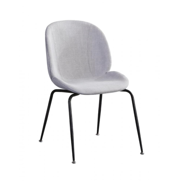 A cadeira Dinamarca apresenta uma silhueta diferenciada, unindo o tradicional ao surpreendente. Ela possui o assento estofado, criando contraste com a base minimalista em aço carbono. Ideal para ambientes modernos e minimalista.