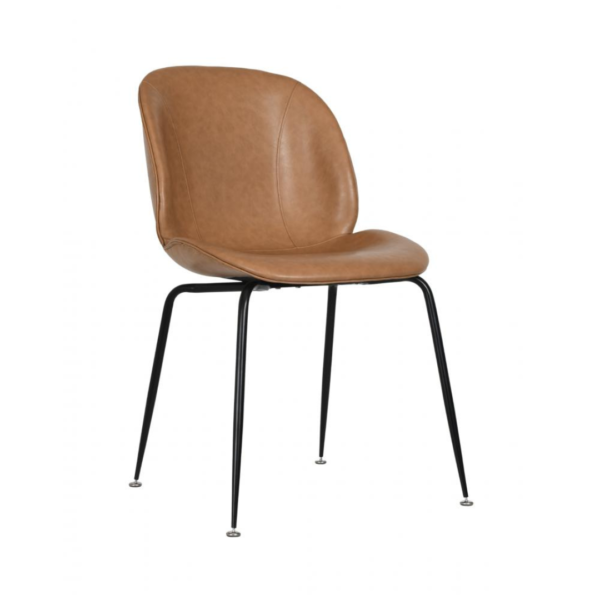 A cadeira Dinamarca apresenta uma silhueta diferenciada, unindo o tradicional ao surpreendente. Ela possui o assento estofado, criando contraste com a base minimalista em aço carbono. Ideal para ambientes modernos e minimalista.