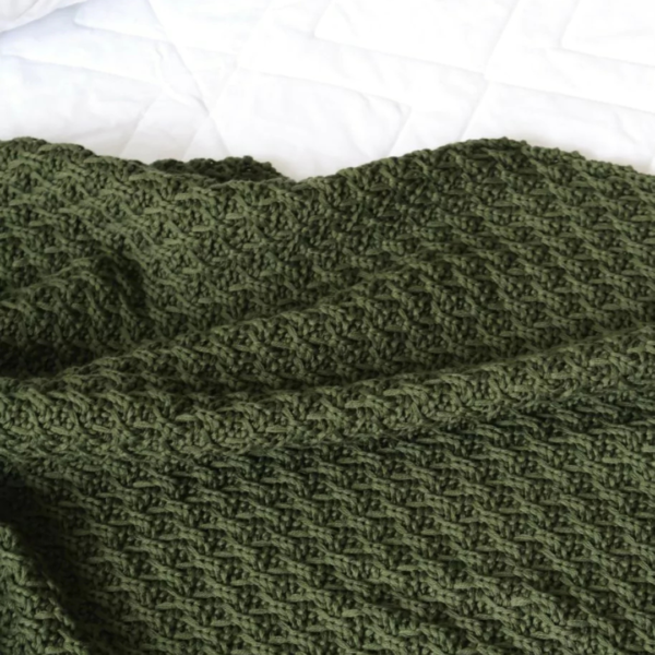 Manta para sofá, poltrona, cama de casal, cama queen, cama king, manta em tricot verde musgo modelo tramado entrelace e com design exclusivo, peça incrível para deixar o seu ambiente estiloso, super aconchegante e muito sofisticado. O material é feito em tricot de alta qualidade, a manta é suave ao toque e muito agradável, e para garantir a durabilidade da sua manta, siga as instruções de lavagem que acompanham o produto.