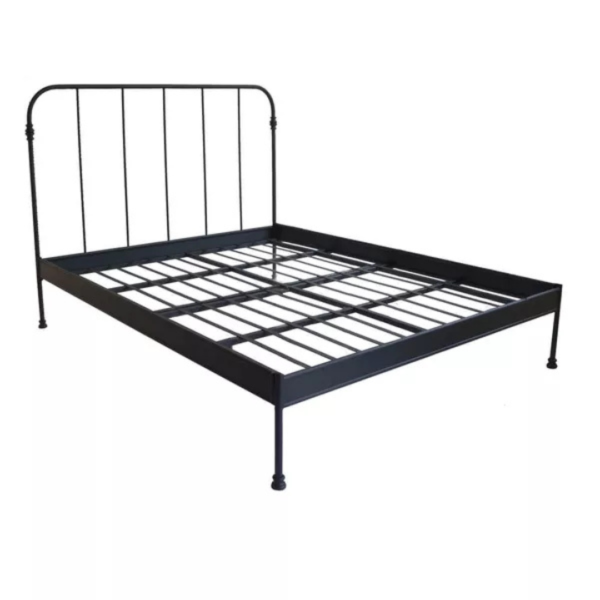 A cama modelo Patente de casal é a escolha perfeita para quem deseja unir elegância e funcionalidade em um único móvel. Esta peça versátil em ferro é ideal para decorar todos os tipos de quarto, proporcionando um ambiente encantador e seguro para descanso e momentos de relaxamento. Com a pezeira reta, o ambiente fica mais amplo e esse modelo é mais fácil de manter organizado. Feita manualmente em ferro de alta qualidade, esta cama é extremamente resistente e durável. O tratamento de galvanização à fogo e o acabamento em pintura eletrostática garantem proteção contra ferrugem, permitindo seu uso em qualquer ambiente, inclusive em cidades litorâneas. Além disso, a cama é fácil de montar e praticamente não requer manutenção, proporcionando praticidade e tranquilidade por décadas.