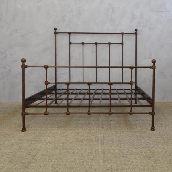 A cama Versailles de casal em ferro com pezeira alta não é apenas um móvel, mas uma peça que inspira a elegância e a funcionalidade. Seu design encantador transforma o quarto em um verdadeiro refúgio de tranquilidade, onde cada noite é uma nova experiência de conforto. Ideal para quartos de hóspedes, adolescentes e adultos, esta cama oferece um espaço seguro e confortável para dormir, ler e relaxar. Feita manualmente em ferro de alta qualidade, esta cama de casal é extremamente resistente e durável. O tratamento de galvanização à fogo e o acabamento em pintura eletrostática garantem proteção contra ferrugem, permitindo seu uso em qualquer ambiente, inclusive em cidades litorâneas. Além disso, a cama é fácil de montar e praticamente não requer manutenção, proporcionando praticidade e tranquilidade por décadas.