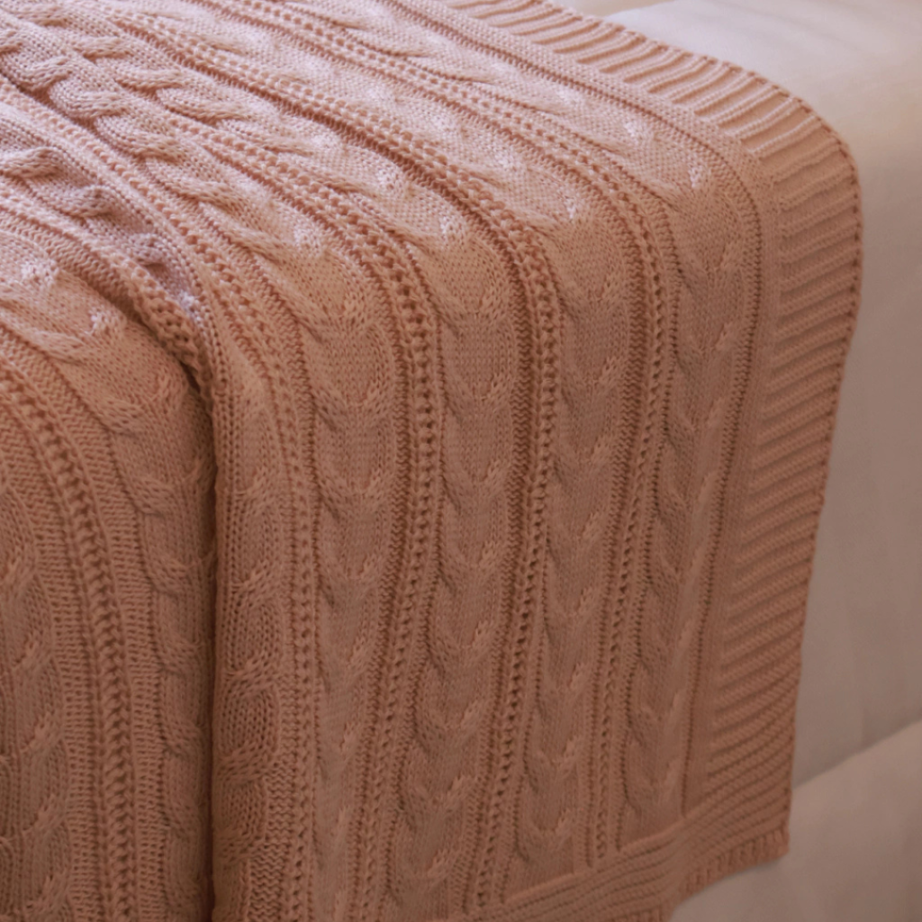 Manta peseira para cama de casal ou cama queen em tricot rosé modelo trança e com design exclusivo, peça incrível para deixar o seu quarto estiloso e super aconchegante no inverno. O material é feito em tricot de alta qualidade, a manta é suave ao toque e muito agradável, e para garantir a durabilidade da sua manta, siga as instruções de lavagem que acompanham o produto.