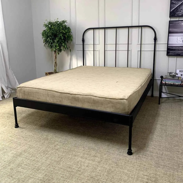 A cama modelo Patente de casal é a escolha perfeita para quem deseja unir elegância e funcionalidade em um único móvel. Esta peça versátil em ferro é ideal para decorar todos os tipos de quarto, proporcionando um ambiente encantador e seguro para descanso e momentos de relaxamento. Com a pezeira reta, o ambiente fica mais amplo e esse modelo é mais fácil de manter organizado. Feita manualmente em ferro de alta qualidade, esta cama é extremamente resistente e durável. O tratamento de galvanização à fogo e o acabamento em pintura eletrostática garantem proteção contra ferrugem, permitindo seu uso em qualquer ambiente, inclusive em cidades litorâneas. Além disso, a cama é fácil de montar e praticamente não requer manutenção, proporcionando praticidade e tranquilidade por décadas.