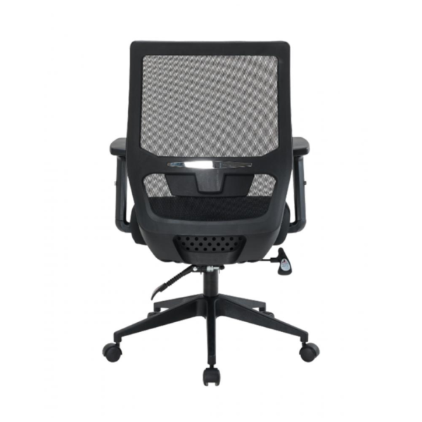 A cadeira Genebra Diretor por ser ergonômica ela é ideal para trabalhar, seja no escritório ou em casa. Ela é totalmente ajustável, seus braços, assento e encosto. Isso fará a cadeira se adaptar a pessoa que está usando. Seu assento em espuma injetada é muito confortável também, e seu encosto em tela com apoio de lombar, evitarão suas dores nas costas.