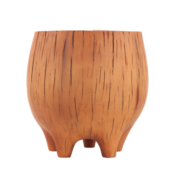 Banqueta feita de resina no formato de um tronco com pés de suporte, na cor madeira castanho. Móvel de estilo medieval, de design rústico que parece ser feito de madeira de verdade, pode ser usada em salas e varandas. Criação desenvolvida por Andrés Fernandez e fabricado nacionalmente pela Modali Design.