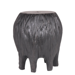 Banqueta feita de resina no formato de um tronco talhado com pés de suporte, na cor preta chumbo. Móvel de estilo medieval, de design rústico que parece ser feito de madeira de verdade, pode ser usada em salas e varandas. Criação desenvolvida por Andrés Fernandez e fabricado nacionalmente pela Modali Design.