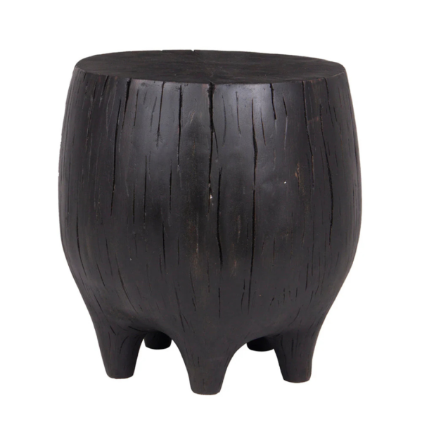 Banqueta feita de resina no formato de um tronco com pés de suporte, na cor preta. Móvel de estilo medieval, de design rústico que parece ser feito de madeira de verdade, pode ser usada em salas e varandas. Criação desenvolvida por Andrés Fernandez e fabricado nacionalmente pela Modali Design.