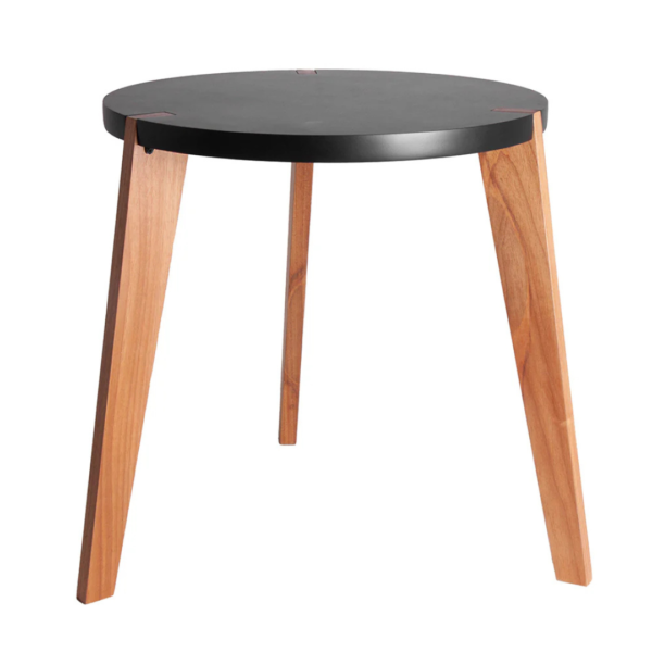Mesa de apoio feita em madeira com tampo preto e três pés, na tonalidade natural da madeira, que são encaixados e deixados a mostra nos cantos do tampo. Móvel de design moderno, agrega um diferencial a decoração, pode ser usado em salas, escritórios e quartos. Criação desenvolvida por Andrés Fernandez e fabricado nacionalmente pela Modali Design.