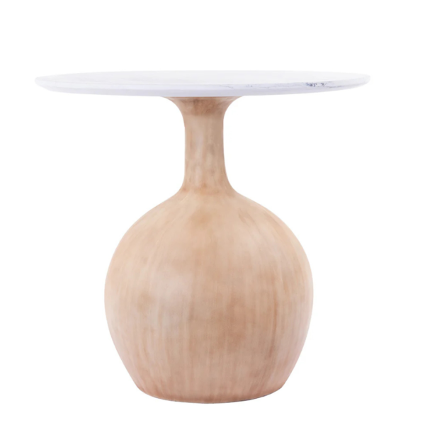 Mesa de apoio com base em madeira e com tampo redondo de resina na cor branco marmorizado. Móvel de design moderno ideal para ser exposta e encaixada ao lado de sofás e poltronas. Desenvolvido e fabricado nacionalmente pela Modali Design.