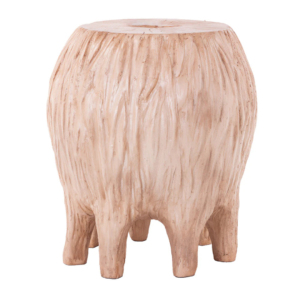 Banqueta feita de resina no formato de um tronco talhado com pés de suporte, na cor madeira clara. Móvel de estilo medieval, de design rústico que parece ser feito de madeira de verdade, pode ser usada em salas e varandas. Criação desenvolvida por Andrés Fernandez e fabricado nacionalmente pela Modali Design.