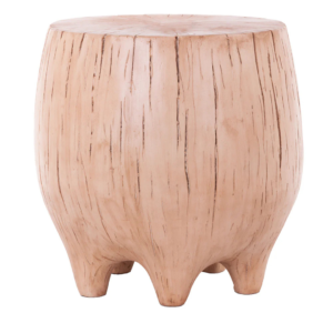 Banqueta feita de resina no formato de um tronco com pés de suporte, na cor madeira clara. Móvel de estilo medieval, de design rústico que parece ser feito de madeira de verdade, pode ser usada em salas e varandas. Criação desenvolvida por Andrés Fernandez e fabricado nacionalmente pela Modali Design.