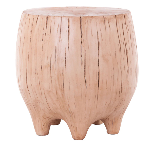 Banqueta feita de resina no formato de um tronco com pés de suporte, na cor madeira clara. Móvel de estilo medieval, de design rústico que parece ser feito de madeira de verdade, pode ser usada em salas e varandas. Criação desenvolvida por Andrés Fernandez e fabricado nacionalmente pela Modali Design.