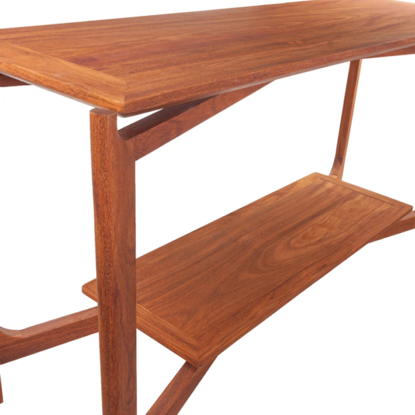 Aparador feito em madeira natural sucupira com quatro pés com base em X com prateleira de apoio e tampo apoiado flutuante com bordas chanfradas e cantos arredondados trazendo e reforçando a alta qualidade deste mobiliário. Móvel de design moderno, agrega um diferencial a decoração, pode ser usado em salas, escritórios e halls de entrada. Desenvolvido e fabricado nacionalmente pela Modali Design.