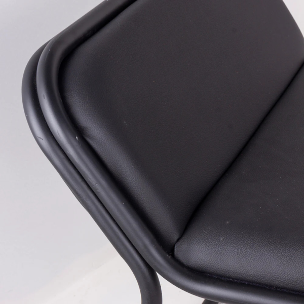 Palma é muito mais que um simples assento, ele é a união perfeita entre versatilidade e atemporalidade. Sofisticação e exclusividade para qualquer ambiente. Seja para sentar, apoiar ou simplesmente apreciar, sendo garantia de conforto e beleza. Criação desenvolvida por Tiago Curioni e fabricado nacionalmente pela Modali Design.