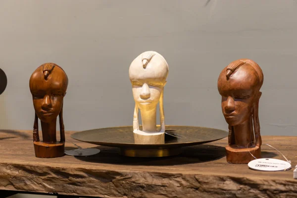 Escultura de resina com desenho artístico de um rosto de uma mulher africana com riqueza de detalhes. Adorno de acabamento liso criado para ser exposto sobre mesas, aparadores, estantes e prateleiras. Desenvolvido e fabricado nacionalmente pela Modali Design.