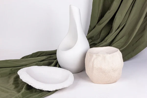 Centro de mesa feito em resina com aspecto rústico em tonalidade branca e em formato orgânico. Peça que agrega personalidade a decoração e pode ser utilizado sobre mesas de jantar e mesas de centro na sala de estar. Desenvolvido e fabricado nacionalmente pela Modali Design.