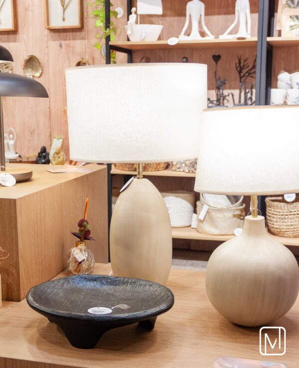 Centro de mesa feito em resina com aspecto rústico em tonalidade preta, em formato oval. Peça elegante que agrega sofisticação e se torna um diferencial na decoração. Desenvolvido e fabricado nacionalmente pela Modali Design.