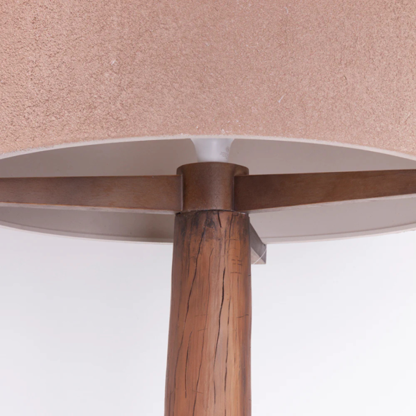 Luminária com estrutura central de madeira e resina que sustenta a cúpula de tecido, na cor bege. Peça de traçados leves e elegante, agrega sofisticação a decoração. Bivolt, possui 01 soquete tipo E27, potência máxima de 60w e não acompanha lâmpada. Desenvolvido e fabricado nacionalmente pela Modali Design.