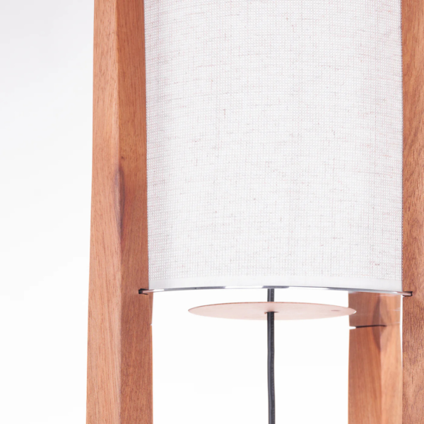 Luminária feita em madeira com três pés unificados para sustentação e cúpula de tecido, na tonalidade bege claro. Peça de design elegante e agrega um diferencial a decoração. Bivolt, possui 01 soquete tipo E27, potência máxima de 60w e não acompanha lâmpada. Desenvolvido e fabricado nacionalmente pela Modali Design.