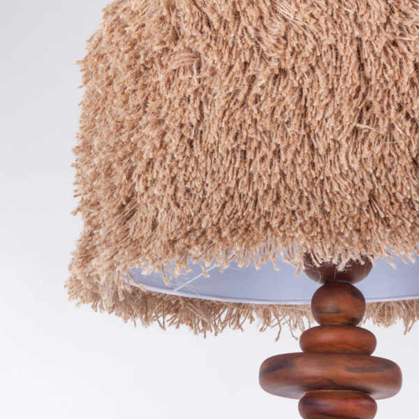 Luminária feita em resina com base dos pés em formato de pedras redondas empilhadas com aspecto de madeira natural marrom, e cúpula de tecido tapeçaria felpudo em tonalidade bege. Peça de design elegante que agrega um diferencial a decoração. Bivolt, possui 01 soquete tipo E27, potência máxima de 60w e não acompanha lâmpada.