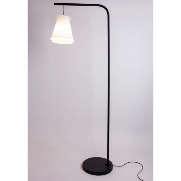 Luminária feita com cúpula de vidro leitoso branco com braço fixo de metal na cor preta. Peça elegante que agrega sofisticação e se torna um diferencial na decoração. Desenvolvido e fabricado nacionalmente pela Modali Design.