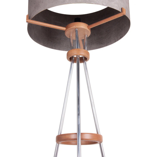 Luminária feita em metal prateado com três pés interligados por anéis de metal e madeira ao longo da peça, detalhes nas cores madeira na base dos pés e no suporte da cúpula que é de fórmica, na tonalidade cinza. Peça com toque de elegância, agrega sofisticação a decoração. Bivolt, possui 01 soquete tipo E27, potência máxima de 60w e não acompanha lâmpada. Desenvolvido e fabricado nacionalmente pela Modali Design.