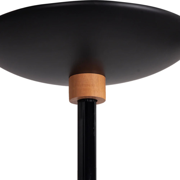 Luminária feita em madeira e vidro nas cores da madeira natural e preto. Peça com toque de elegância, agrega sofisticação a decoração. Desenvolvido e fabricado nacionalmente pela Modali Design.