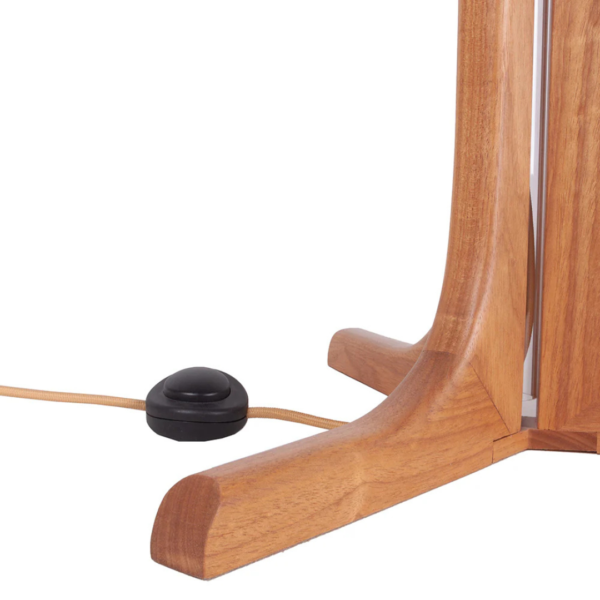 Luminária feita em madeira com três pés unificados para sustentação e cúpula de renda, na tonalidade bege. Peça de design simples e elegante agrega um diferencial a decoração. Bivolt, possui 01 soquete tipo E27, potência máxima de 60w e não acompanha lâmpada. Desenvolvido e fabricado nacionalmente pela Modali Design.