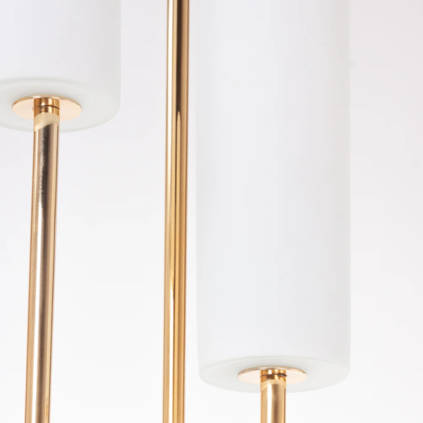 Luminária feita em madeira com três pés unificados para sustentação e cúpula de tecido, na tonalidade bege claro. Peça de design elegante e agrega um diferencial a decoração. Bivolt, possui 01 soquete tipo E27, potência máxima de 60w e não acompanha lâmpada. Desenvolvido e fabricado nacionalmente pela Modali Design.