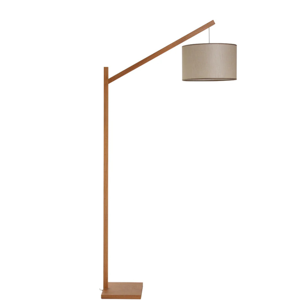 Luminária com braço fixo que sustenta a cúpula de tecido, na cor bege. Peça de traçados leves e elegante, agrega sofisticação a decoração. Bivolt, possui 01 soquete tipo E27, potência máxima de 60w e não acompanha lâmpada.
