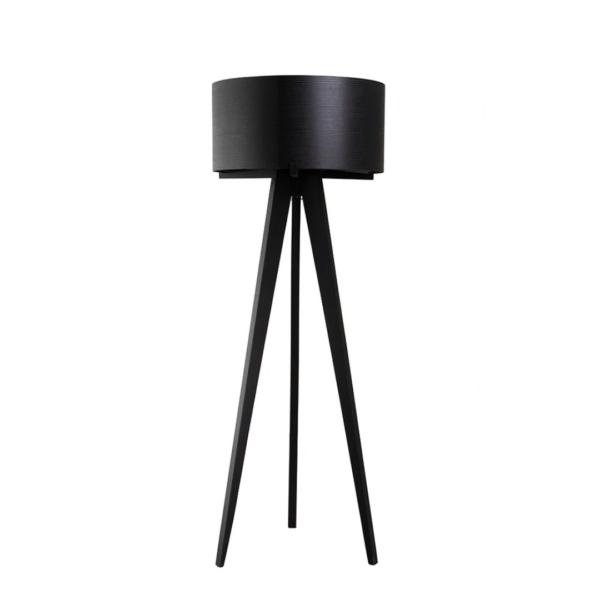 Luminária feita em madeira na tonalidade preta com três pés de sustentação e cúpula preta. Peça elegante, agrega sofisticação a decoração. Bivolt, possui 01 soquete tipo E27, potência máxima de 60w e não acompanha lâmpada. Criação desenvolvida por Andrés Fernandez e fabricado nacionalmente pela Modali Design.