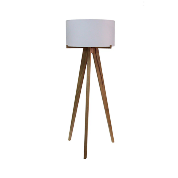 Luminária feita em madeira na tonalidade natural da madeira com três pés de sustentação e cúpula tecido branco. Peça elegante, agrega sofisticação a decoração. Bivolt, possui 01 soquete tipo E27, potência máxima de 60w e não acompanha lâmpada. Criação desenvolvida por Andrés Fernandez e fabricado nacionalmente pela Modali Design.