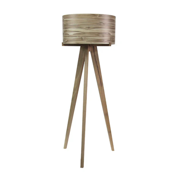 Luminária feita em madeira na tonalidade natural da madeira Teka com três pés de sustentação e cúpula em madeira. Peça elegante, agrega sofisticação a decoração. Bivolt, possui 01 soquete tipo E27, potência máxima de 60w e não acompanha lâmpada. Criação desenvolvida por Andrés Fernandez e fabricado nacionalmente pela Modali Design.