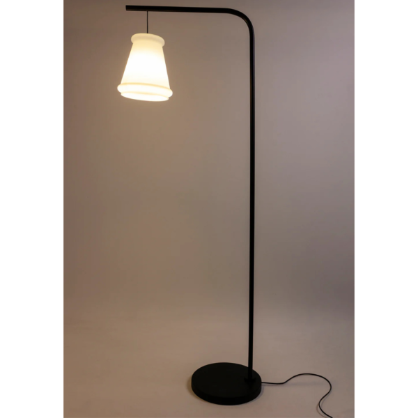 Luminária feita com cúpula de vidro leitoso branco com braço fixo de metal na cor preta. Peça elegante que agrega sofisticação e se torna um diferencial na decoração. Desenvolvido e fabricado nacionalmente pela Modali Design.