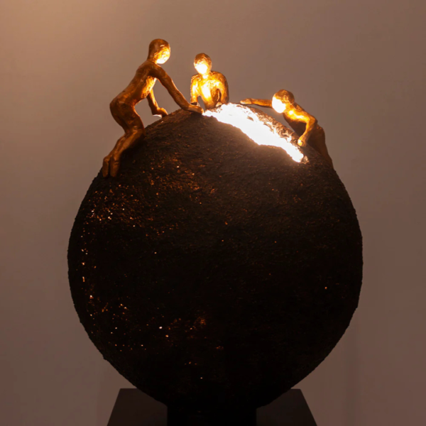 Luminária feita com cúpula em resina com aspecto rústico com abertura no topo formando um design único, sobre uma base de aço na cor preta. Peça elegante que agrega sofisticação e se torna um diferencial na decoração. Desenvolvido e fabricado nacionalmente pela Modali Design.