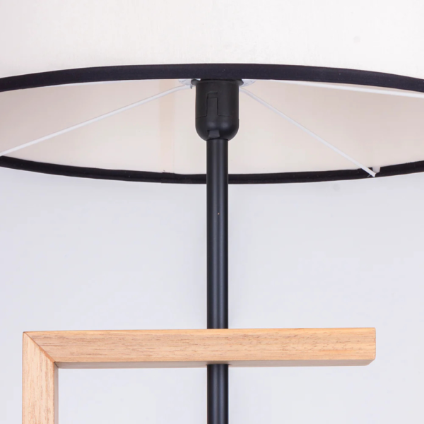 Luminária de madeira com cúpula em tecido bege com detalhe preto e metal fixo central na cor preta para sustentar a cúpula. Peça elegante que agrega sofisticação e se torna um diferencial na decoração. Desenvolvido e fabricado nacionalmente pela Modali Design.