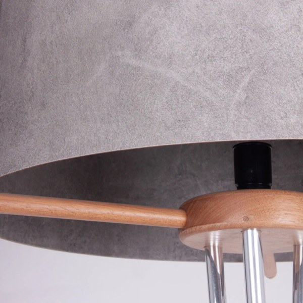 Luminária feita em metal prateado com três pés interligados por anéis de metal e madeira ao longo da peça, detalhes nas cores madeira na base dos pés e no suporte da cúpula que é de fórmica, na tonalidade cinza. Peça com toque de elegância, agrega sofisticação a decoração. Bivolt, possui 01 soquete tipo E27, potência máxima de 60w e não acompanha lâmpada. Desenvolvido e fabricado nacionalmente pela Modali Design.