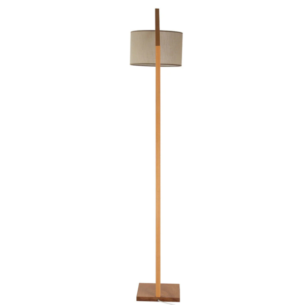 Luminária com braço fixo que sustenta a cúpula de tecido, na cor bege. Peça de traçados leves e elegante, agrega sofisticação a decoração. Bivolt, possui 01 soquete tipo E27, potência máxima de 60w e não acompanha lâmpada.