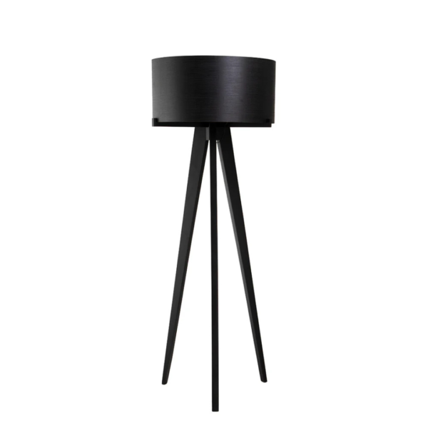 Luminária feita em madeira na tonalidade preta com três pés de sustentação e cúpula preta. Peça elegante, agrega sofisticação a decoração. Bivolt, possui 01 soquete tipo E27, potência máxima de 60w e não acompanha lâmpada. Criação desenvolvida por Andrés Fernandez e fabricado nacionalmente pela Modali Design.