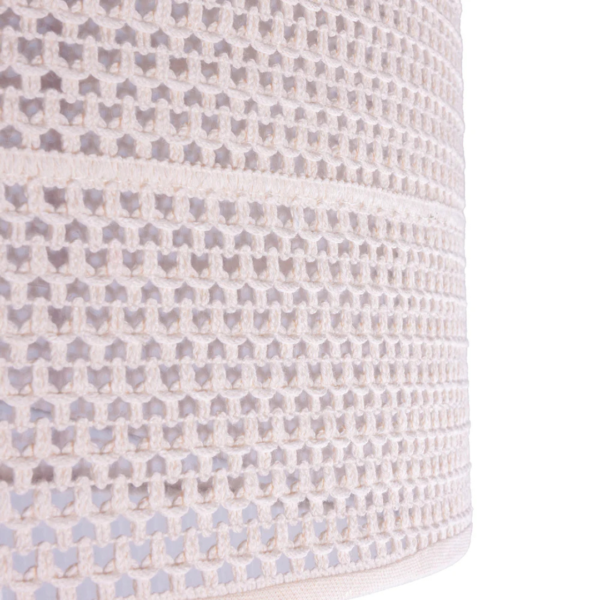 Luminária feita em madeira com três pés unificados para sustentação e cúpula de renda, na tonalidade bege. Peça de design simples e elegante agrega um diferencial a decoração. Bivolt, possui 01 soquete tipo E27, potência máxima de 60w e não acompanha lâmpada. Desenvolvido e fabricado nacionalmente pela Modali Design.