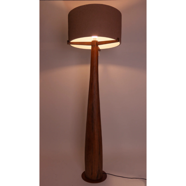 Luminária com estrutura central de madeira e resina que sustenta a cúpula de tecido, na cor bege. Peça de traçados leves e elegante, agrega sofisticação a decoração. Bivolt, possui 01 soquete tipo E27, potência máxima de 60w e não acompanha lâmpada. Desenvolvido e fabricado nacionalmente pela Modali Design.