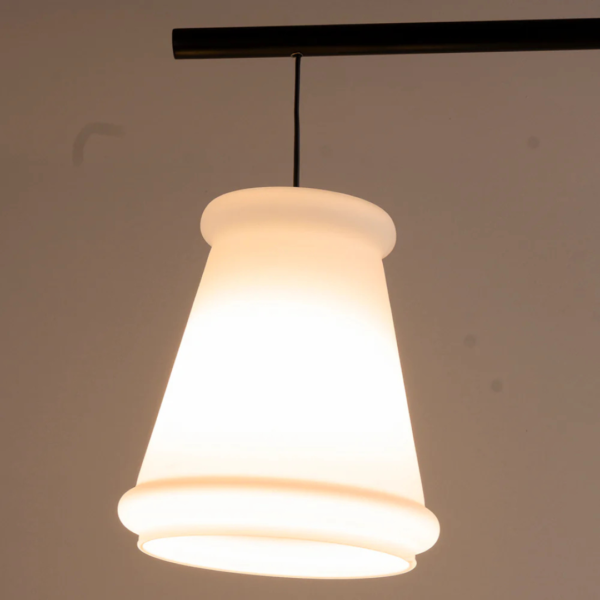 Luminária feita com cúpula de vidro leitoso branco com braço fixo de metal na cor preta. Peça elegante que agrega sofisticação e se torna um diferencial na decoração. Desenvolvido e fabricado nacionalmente pela Modali Design.