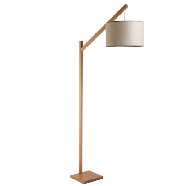Luminária com braço fixo que sustenta a cúpula de tecido, na cor bege. Peça de traçados leves e elegante, agrega sofisticação a decoração. Bivolt, possui 01 soquete tipo E27, potência máxima de 60w e não acompanha lâmpada.