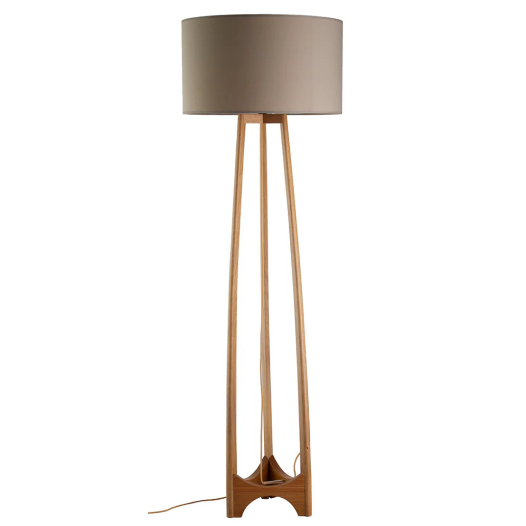 Luminária feita em madeira possui três pés de sustentação que formam uma base triangular e cúpula de tecido, na cor bege. Peça sofisticada, agrega um diferencial a decoração. Bivolt, possui 01 soquete tipo E27, potência máxima de 60w e não acompanha lâmpada. Desenvolvido e fabricado nacionalmente pela Modali Design.