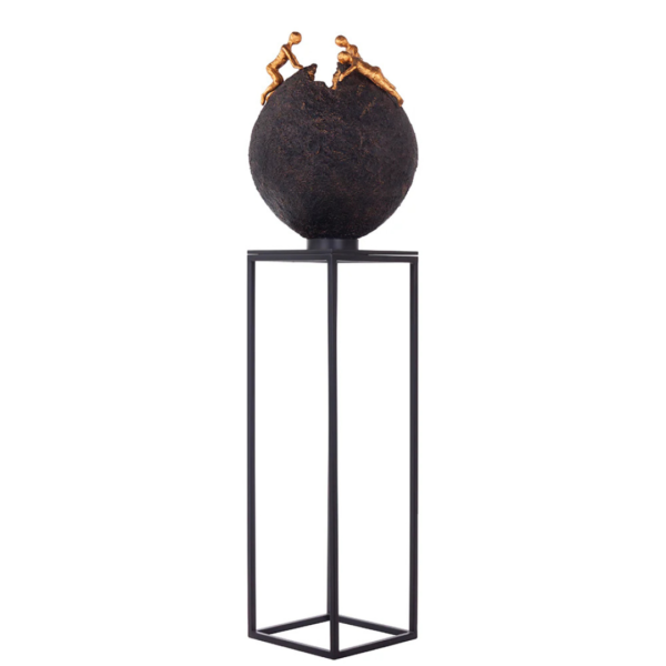 Luminária feita com cúpula em resina com aspecto rústico com abertura no topo formando um design único, sobre uma base de aço na cor preta. Peça elegante que agrega sofisticação e se torna um diferencial na decoração. Desenvolvido e fabricado nacionalmente pela Modali Design.