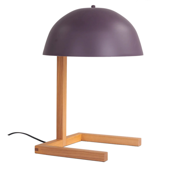 Luminária de mesa feita em madeira e metal. Peça de design despojado que agrega um diferencial a decoração. Desenvolvido e fabricado nacionalmente pela Modali Design.