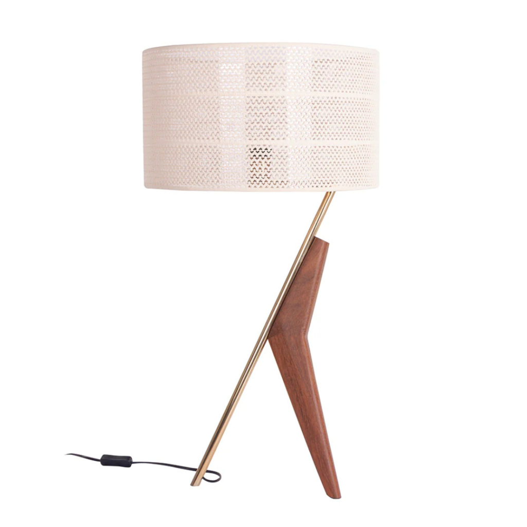 Abajur feito com pés em madeira natural e metal em cor dourado, e cúpula de tecido rendado na tonalidade bege. Peça de design elegante que agrega um diferencial a decoração. Possui 01 soquete tipo E27, e não acompanha lâmpada.