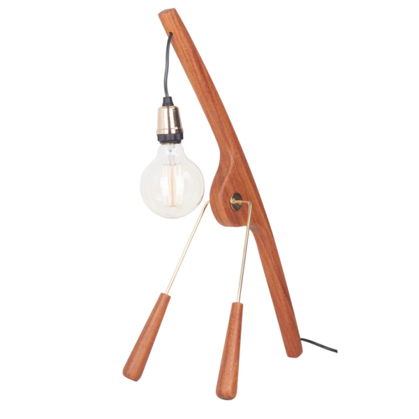 Luminária de mesa feita em madeira e metal com iluminação com lâmpada aparente. Peça de design elegante que agrega um diferencial a decoração. Desenvolvido e fabricado nacionalmente pela Modali Design.