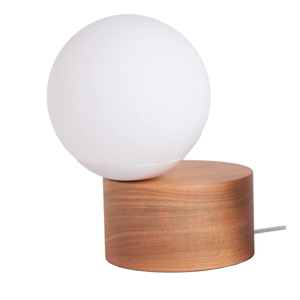 Luminária de mesa feito em madeira, e com esfera branca. Peça de design simples e elegante agrega um diferencial a decoração. Bivolt. Desenvolvido e fabricado nacionalmente pela Modali Design.