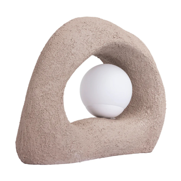 Luminária de mesa feito em resina com acabamento rústico em tonalidade bege. Peça de design orgânico e elegante, agrega um diferencial a decoração. Bivolt. Desenvolvido e fabricado nacionalmente pela Modali Design.